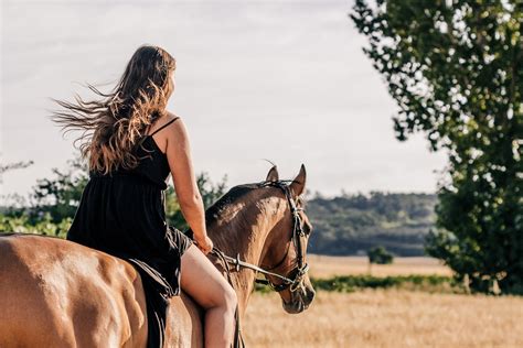 Ehefrau reitet schön zum Höhepunkt